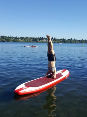 Carri-Kaplan-handstand-paddleboard